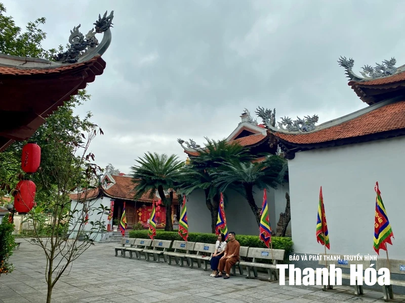 Chốn thiêng bên ngã ba sông - Hình 5