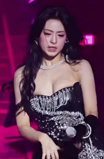 Công chúa showbiz mới 19 tuổi bị o ép vòng 1 đến nghẹt thở, công ty quản lý hứng trọn chỉ trích - Hình 2