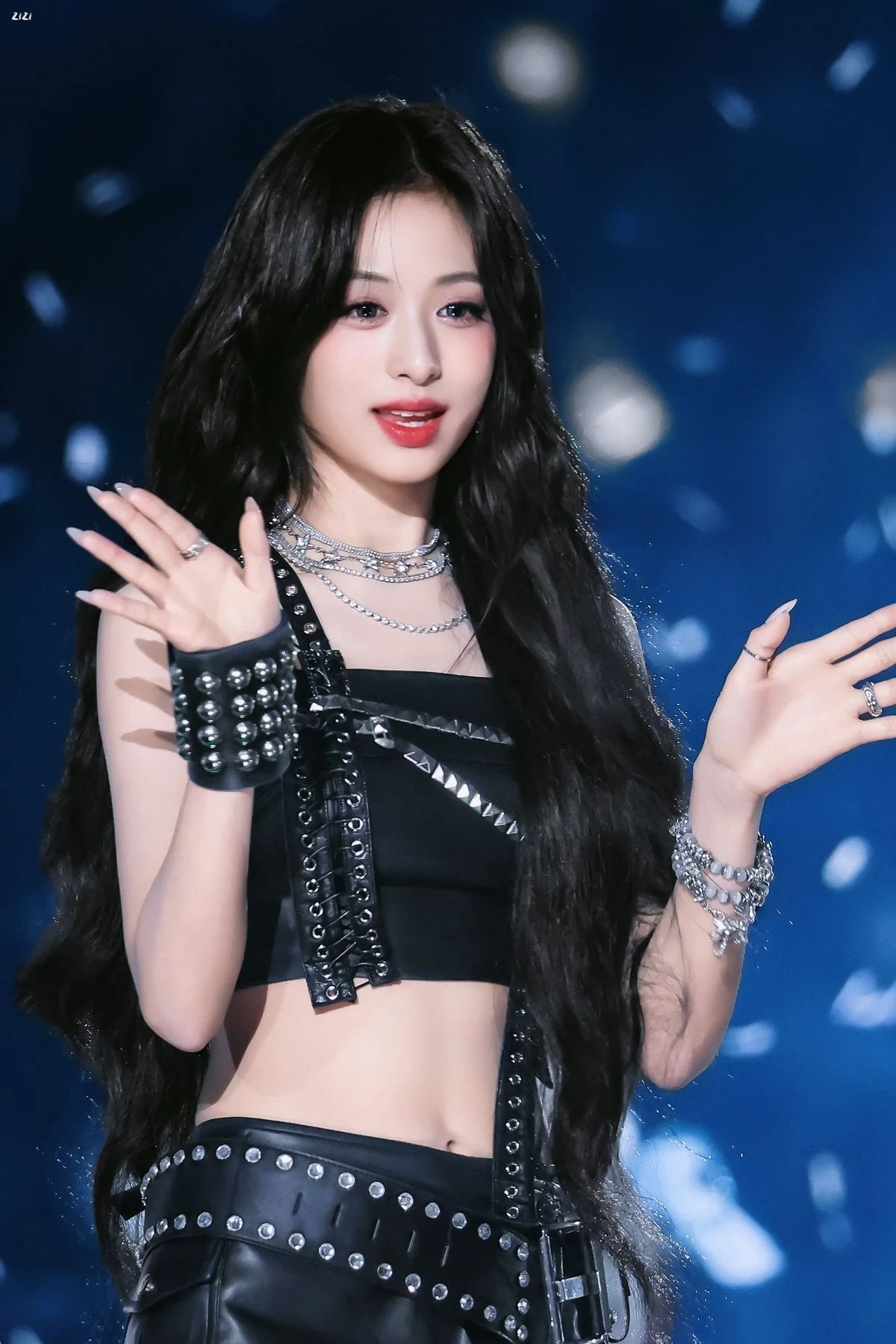 Công chúa showbiz mới 19 tuổi bị o ép vòng 1 đến nghẹt thở, công ty quản lý hứng trọn chỉ trích - Hình 9
