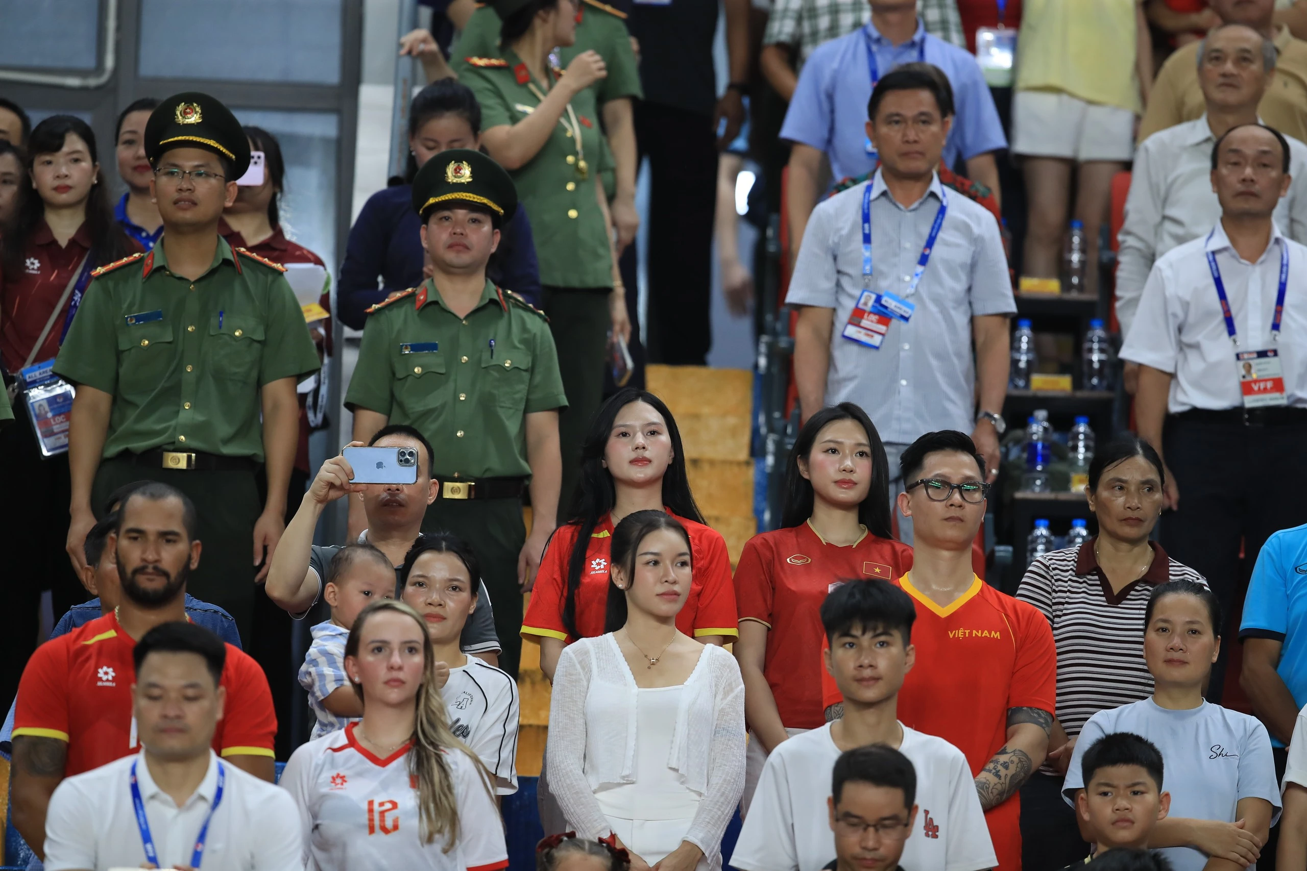 Dàn WAGs Doãn Hải My, Yến Xuân, Chu Thanh Huyền đọ sắc trên khán đài cổ vũ ĐT Việt Nam - Hình 3