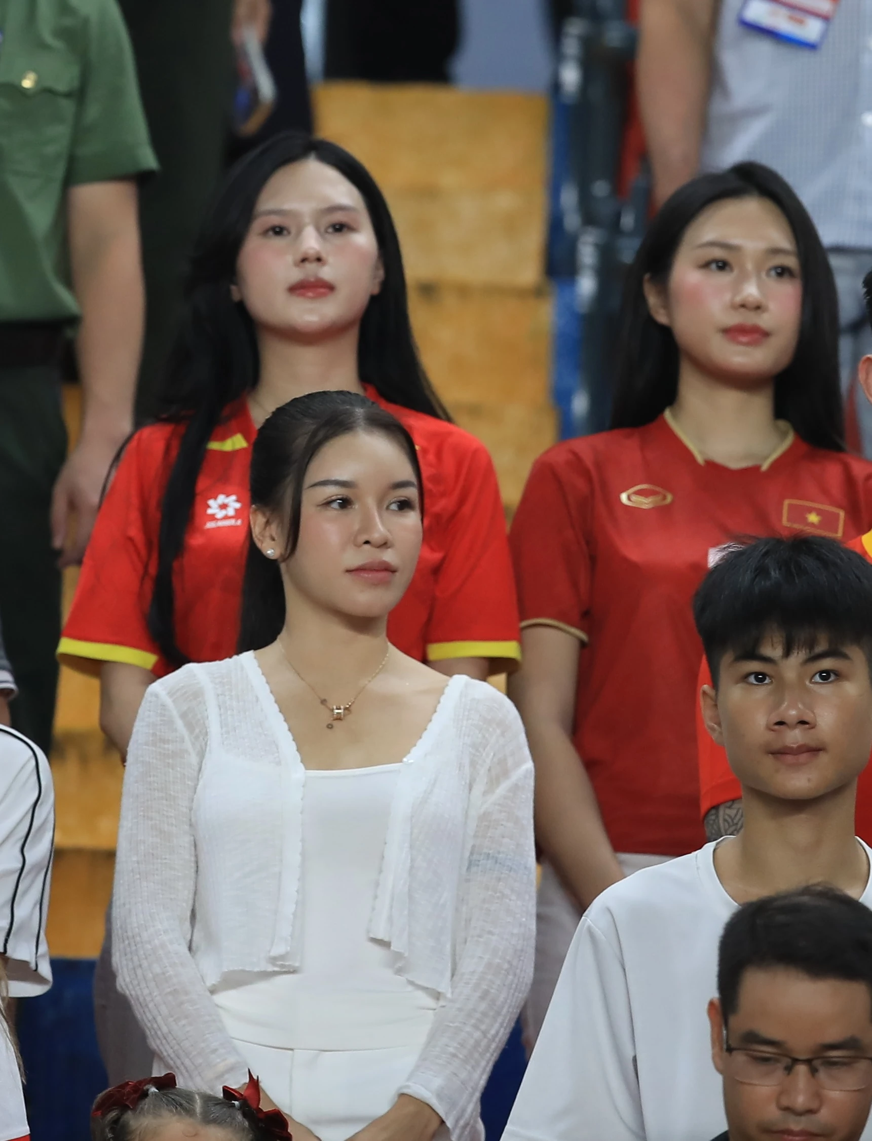 Dàn WAGs Doãn Hải My, Yến Xuân, Chu Thanh Huyền đọ sắc trên khán đài cổ vũ ĐT Việt Nam - Hình 2