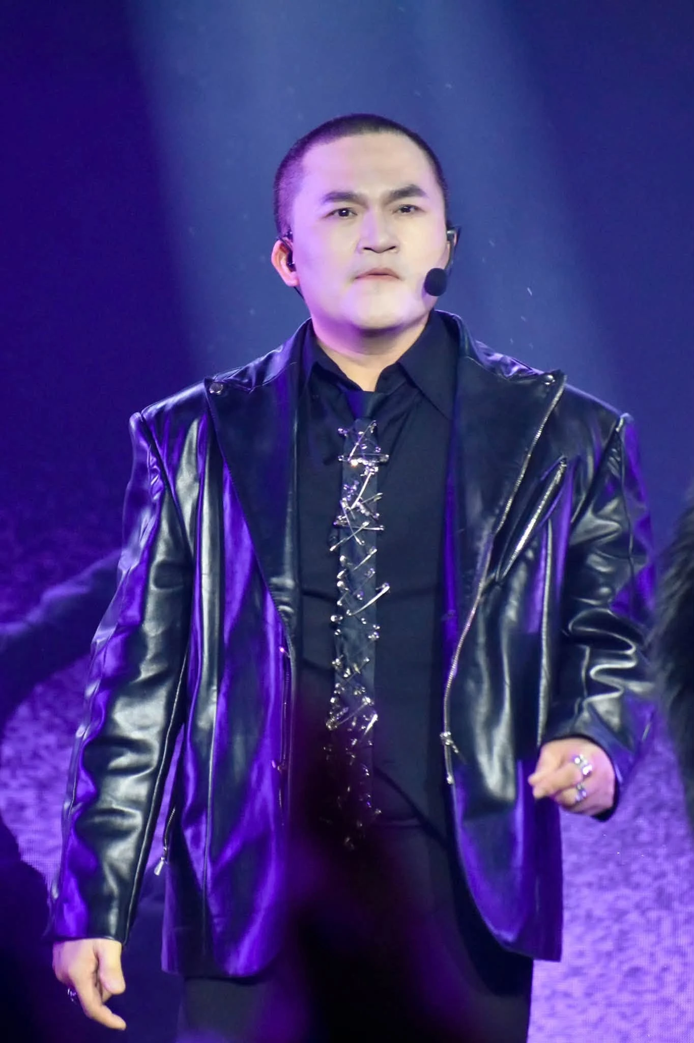 1 Anh Tài cạo đầu gây sốc, công diễn hậu khủng hoảng của show Chông Gai nổi da gà cỡ này - Hình 4