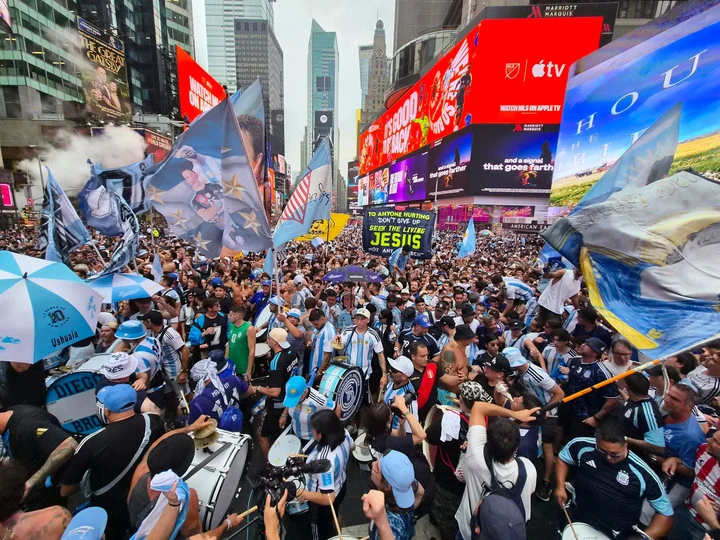 20.000 CĐV Argentina tạo thành biển người nuốt trọn Times Square trước chung kết World Cup, mưa lớn cũng không dập tắt cơn cuồng Messi - Hình 5