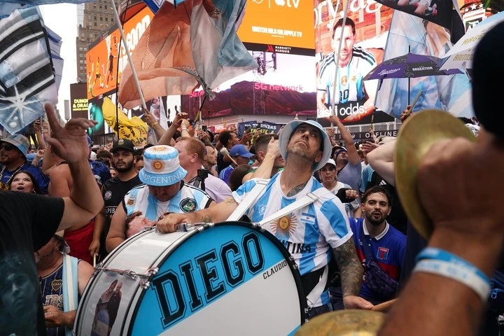 20.000 CĐV Argentina tạo thành biển người nuốt trọn Times Square trước chung kết World Cup, mưa lớn cũng không dập tắt cơn cuồng Messi - Hình 4