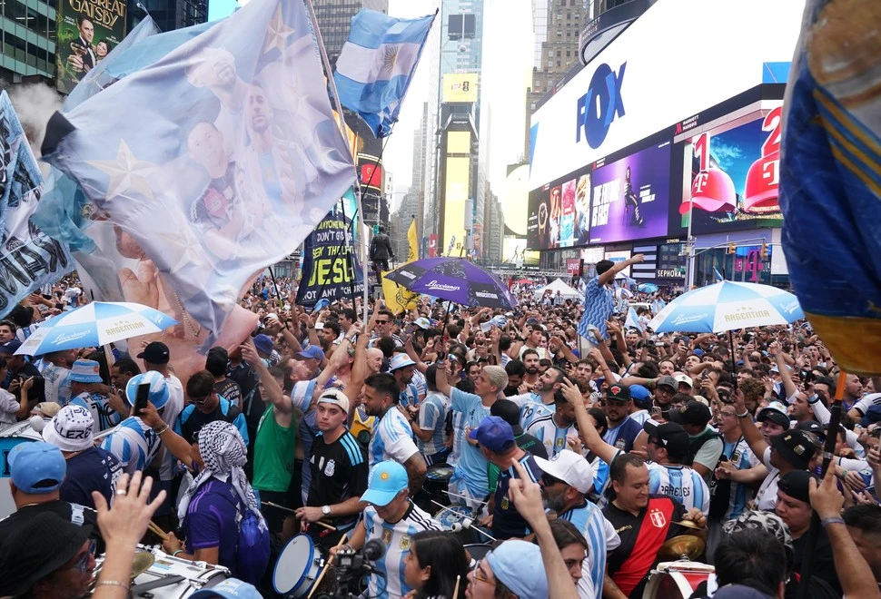 20.000 CĐV Argentina tạo thành biển người nuốt trọn Times Square trước chung kết World Cup, mưa lớn cũng không dập tắt cơn cuồng Messi - Hình 6