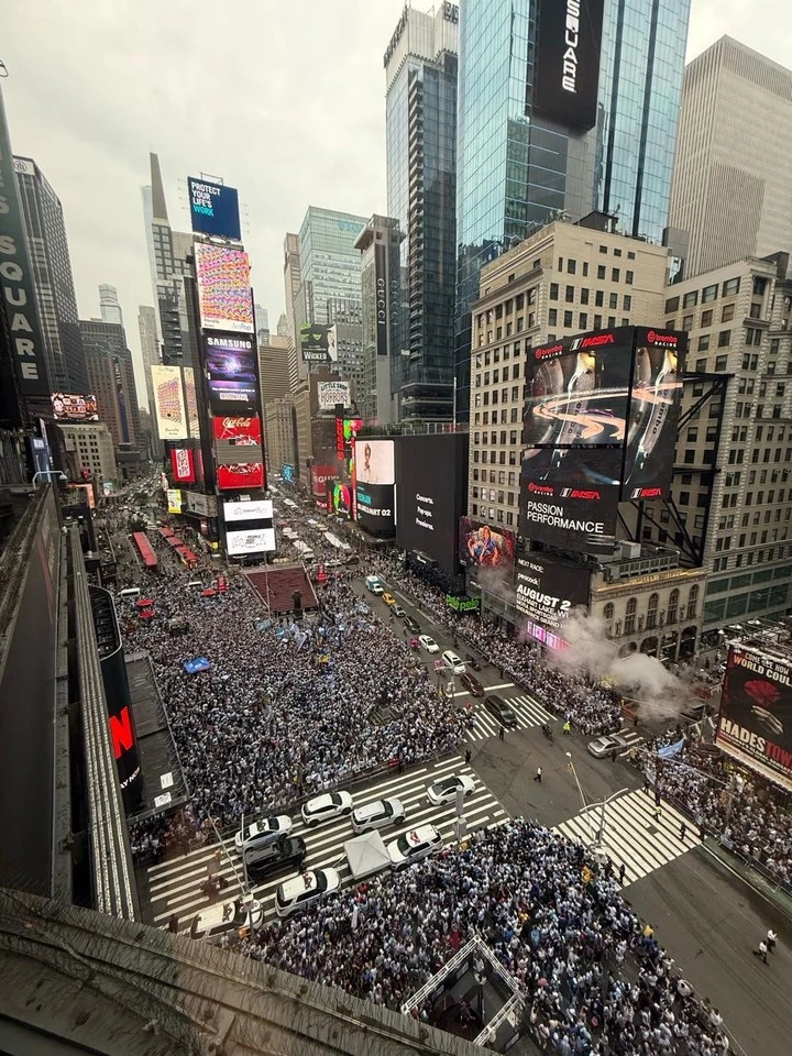 20.000 CĐV Argentina tạo thành biển người nuốt trọn Times Square trước chung kết World Cup, mưa lớn cũng không dập tắt cơn cuồng Messi - Hình 2