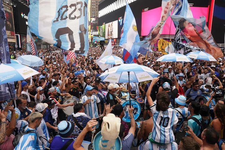 20.000 CĐV Argentina tạo thành biển người nuốt trọn Times Square trước chung kết World Cup, mưa lớn cũng không dập tắt cơn cuồng Messi - Hình 3