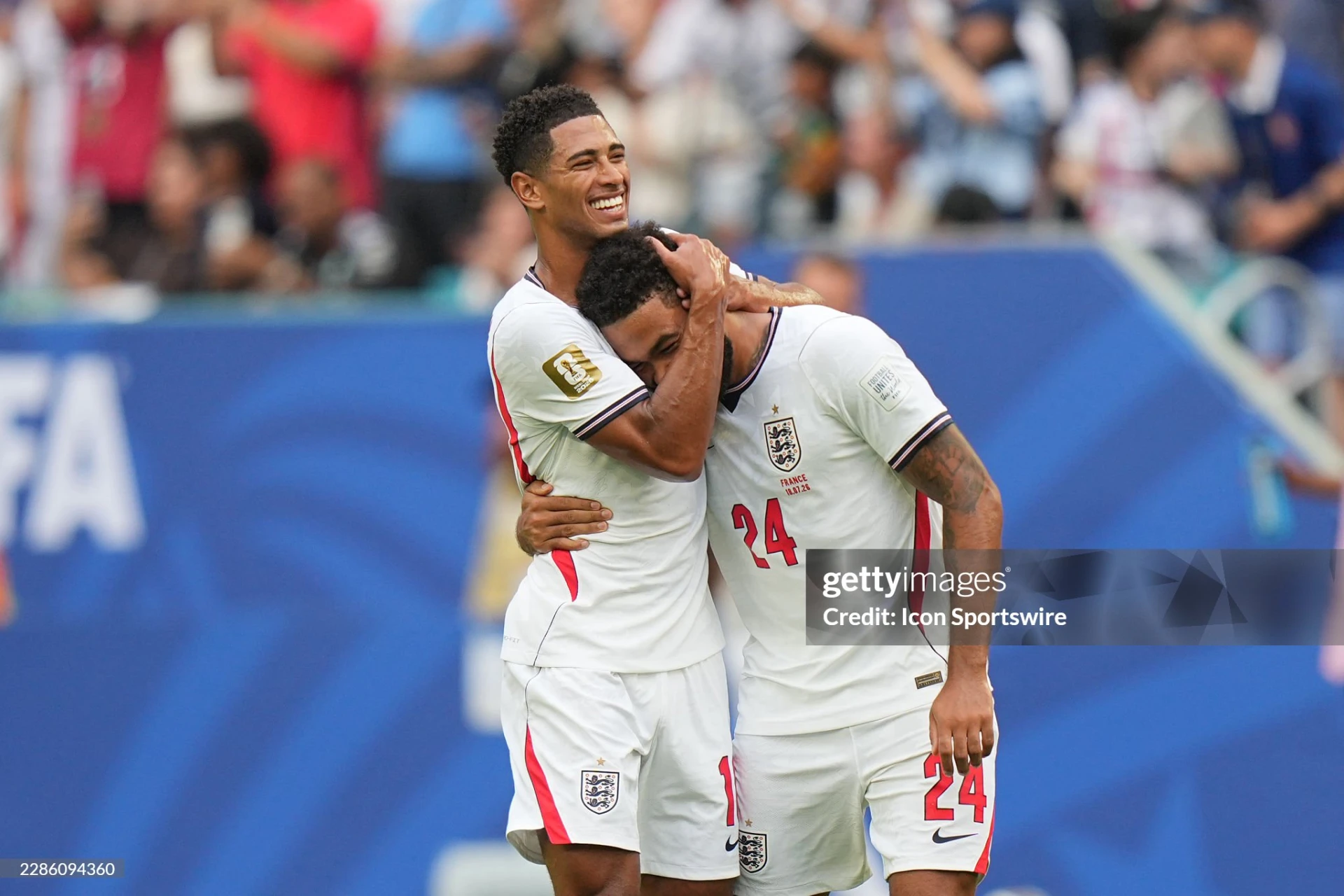 Bellingham mê skinship, lại gây sốt vì hôn đồng đội ăn mừng - Hình 3