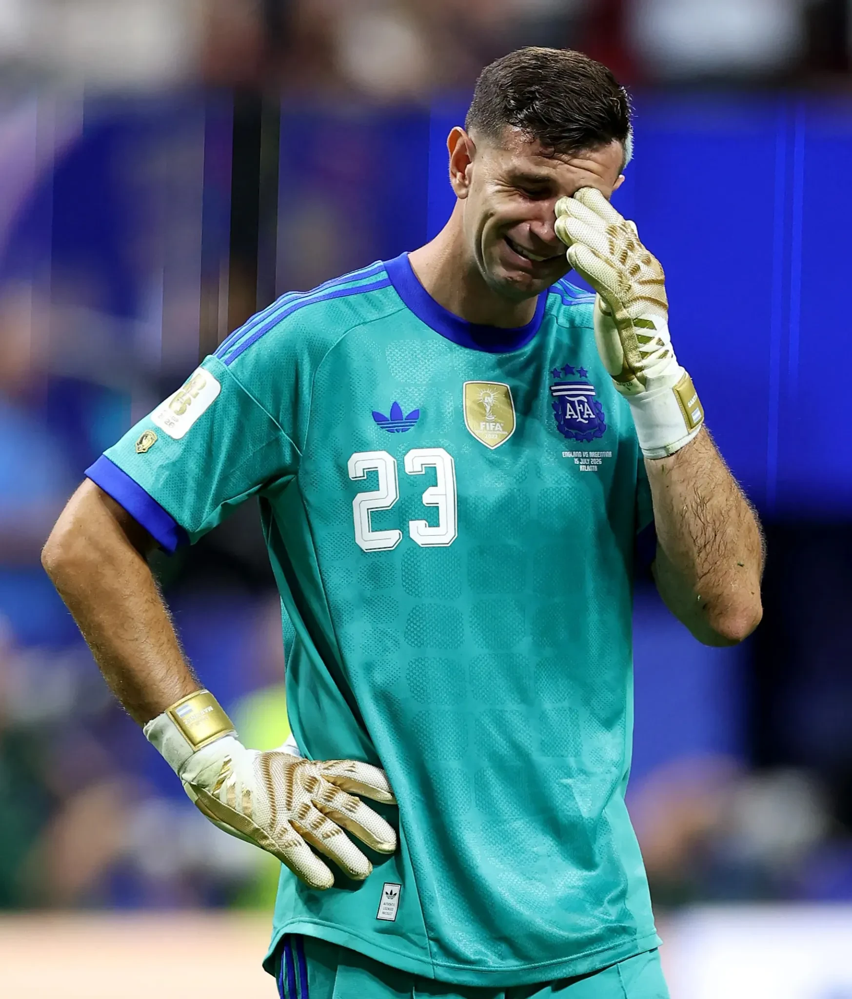 Bí mật phi thường của thủ môn Emiliano Martinez: Gãy ngón tay, không thể tập luyện nhưng vẫn bắt chính cho Argentina suốt World Cup - Hình 1