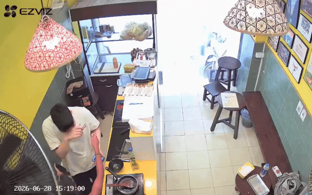 CLIP Nam sinh bán bánh mì ở Hà Nội bật khóc khi khách Tây dúi cho 1 thứ rồi dặn cầm lấy, đừng đưa ai - Hình 2