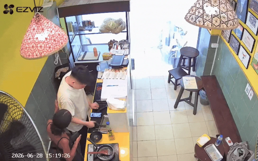 CLIP Nam sinh bán bánh mì ở Hà Nội bật khóc khi khách Tây dúi cho 1 thứ rồi dặn cầm lấy, đừng đưa ai - Hình 3
