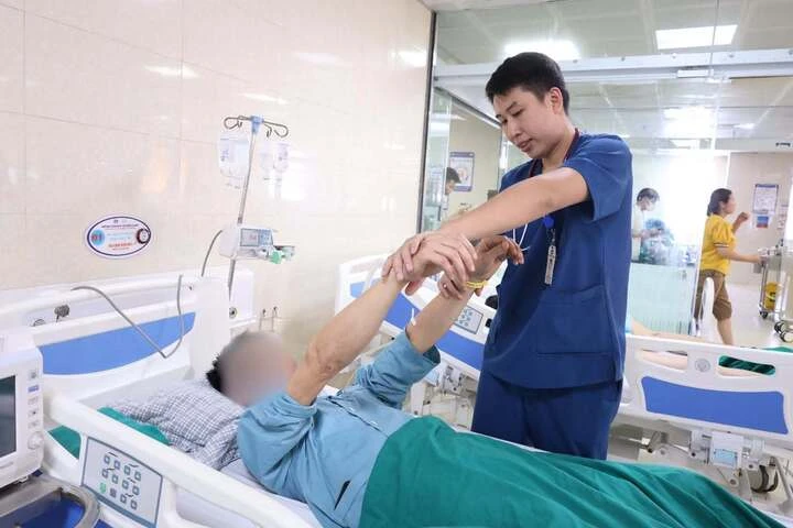 Đau đầu tự mua thuốc uống, người đàn ông nhập viện vì xuất huyết não - Hình 1