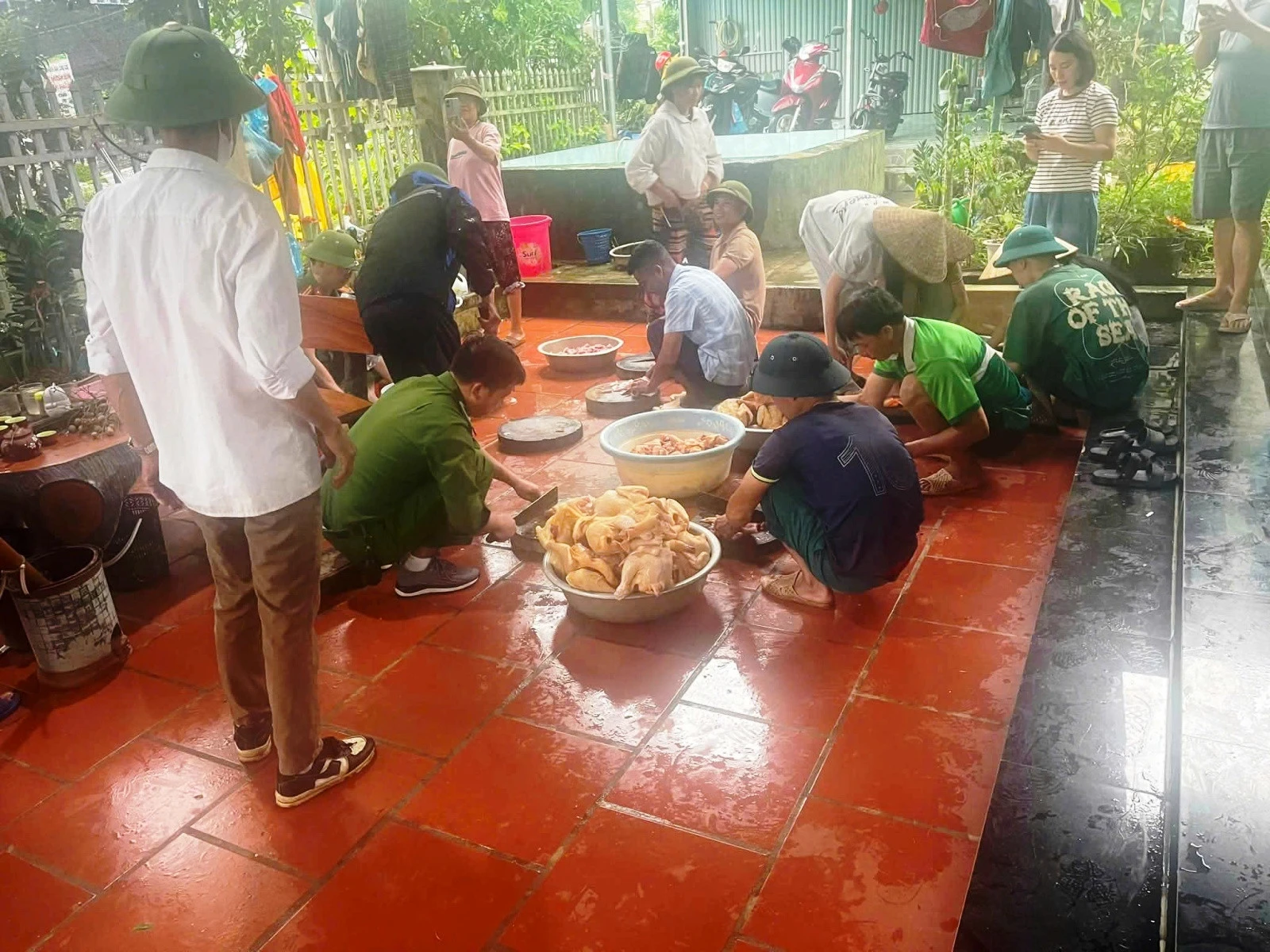 Hành động của Chủ tịch xã giữa tâm lũ khiến nhiều người xúc động - Hình 3