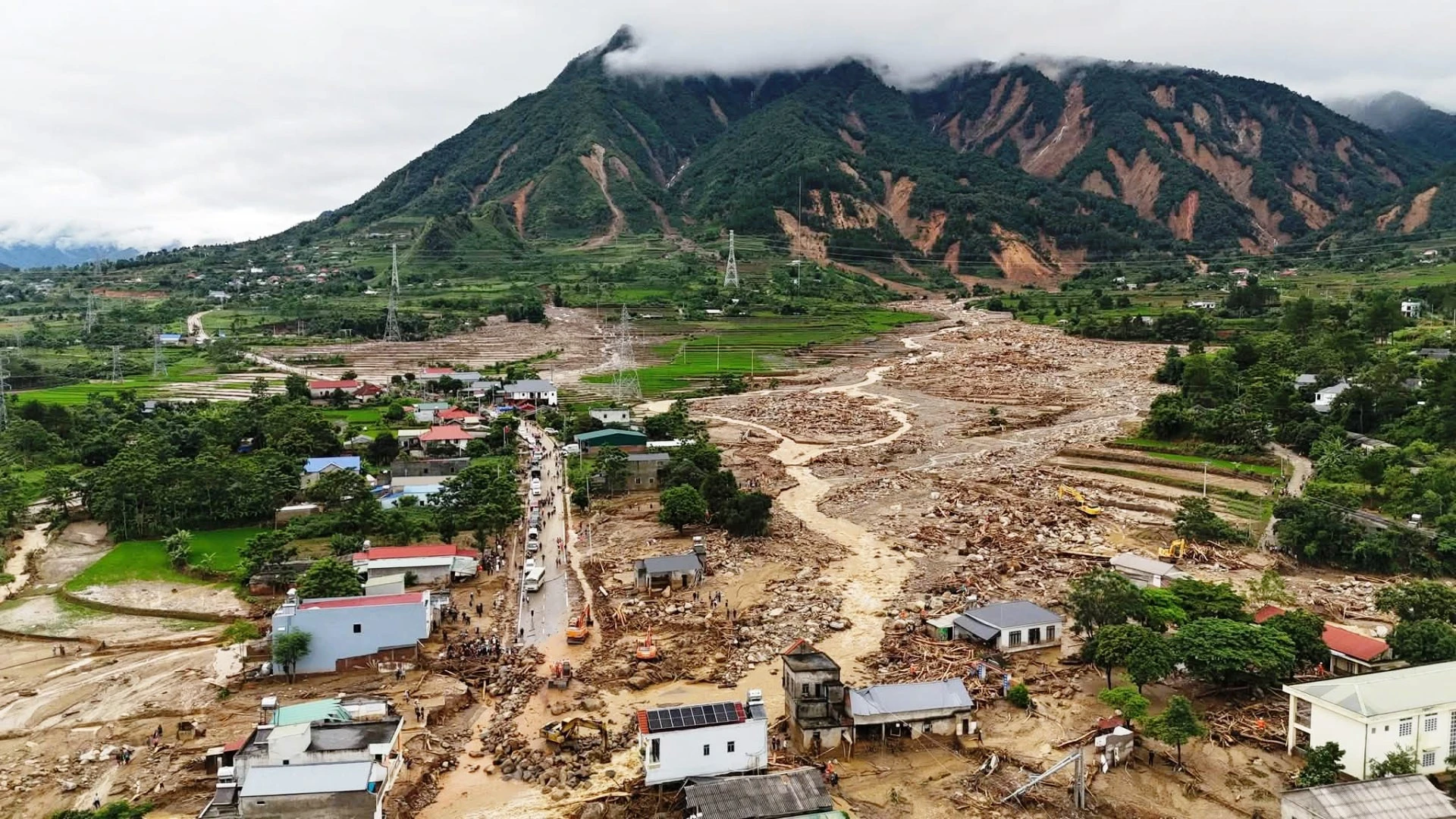 Hành động của Chủ tịch xã giữa tâm lũ khiến nhiều người xúc động - Hình 6