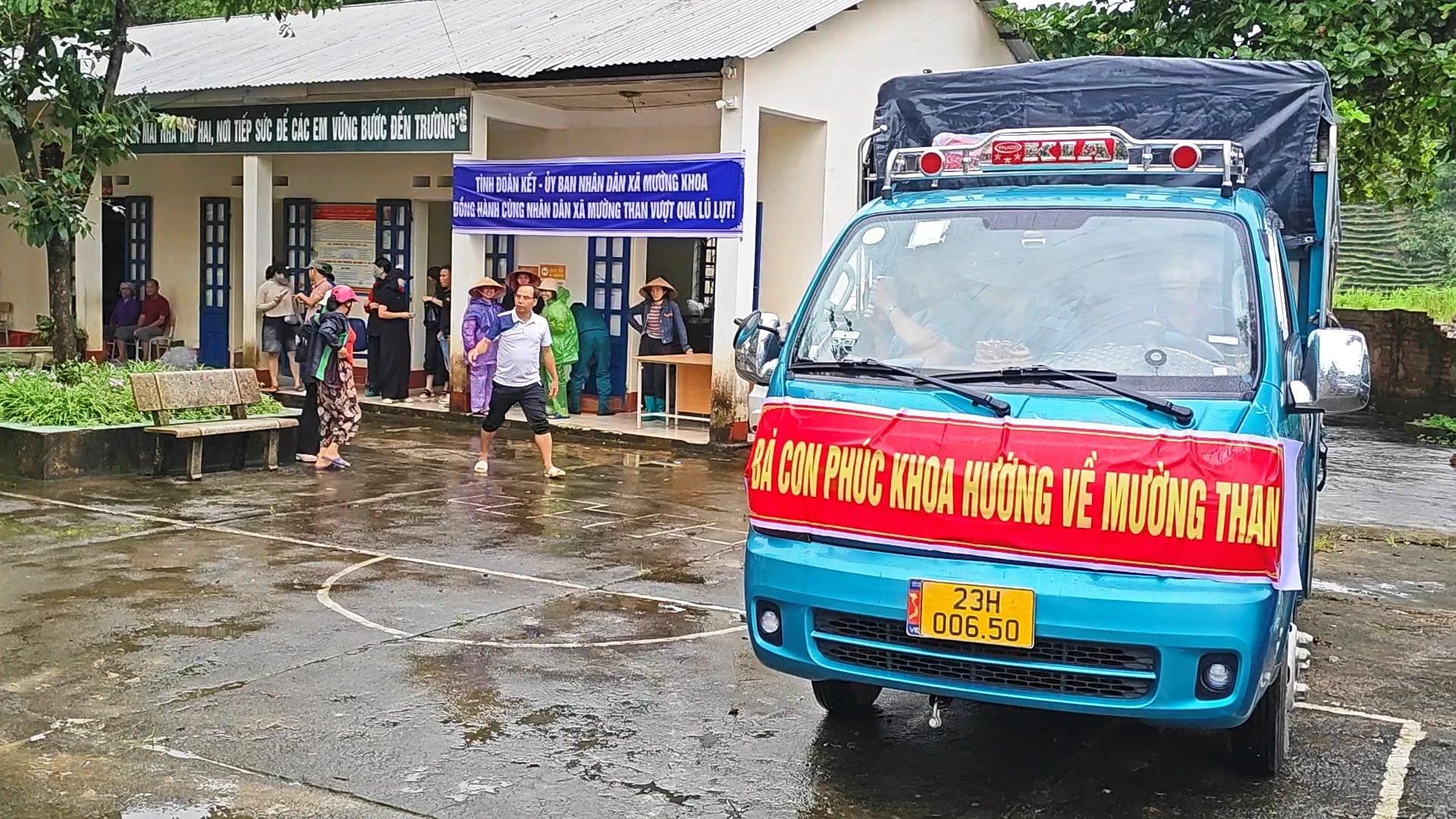 Hành động của Chủ tịch xã giữa tâm lũ khiến nhiều người xúc động - Hình 4