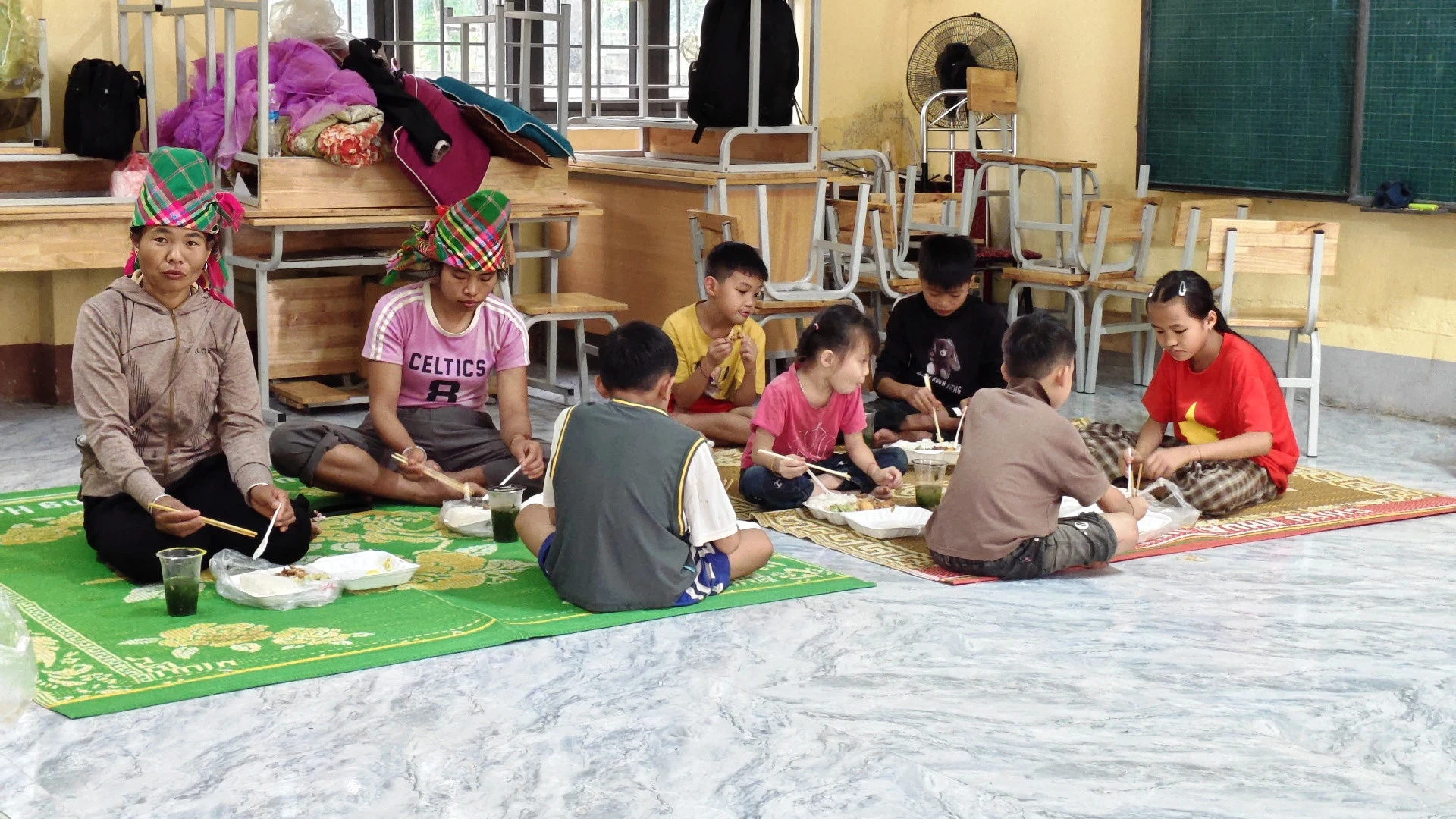 Hành động của Chủ tịch xã giữa tâm lũ khiến nhiều người xúc động - Hình 5