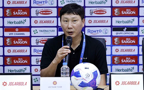 HLV Kim Sang Sik: ĐT Việt Nam mạnh hơn rất nhiều khi có Son, Hên, Lộc - Hình 1