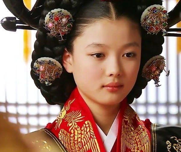 Kim Yoo Jung không còn là em gái quốc dân - Hình 6