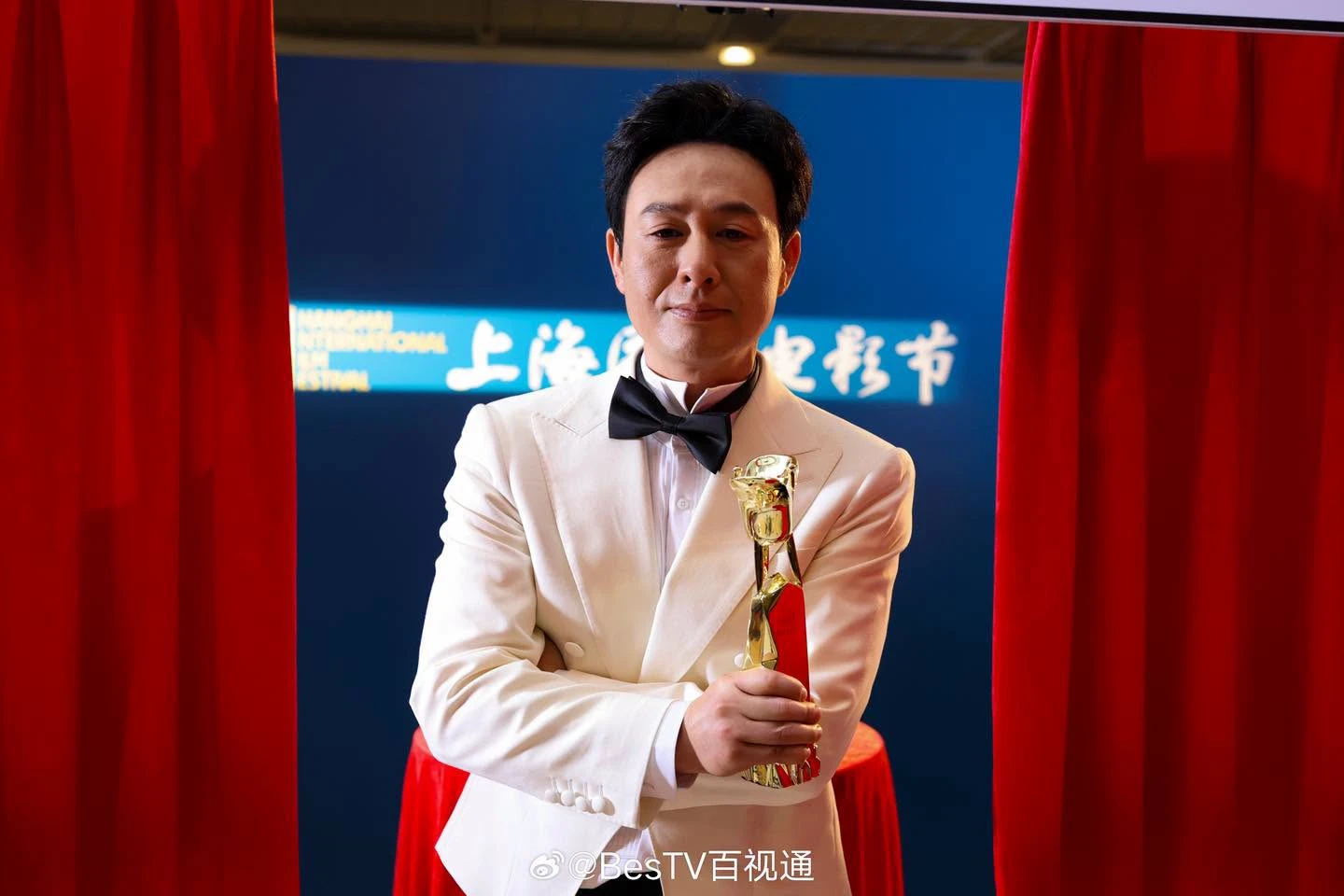 Nam diễn viên bị 800 đoàn phim từ chối vì thấp như chú lùn, giờ đứng trên đỉnh showbiz ai cũng phải ngước nhìn - Hình 7