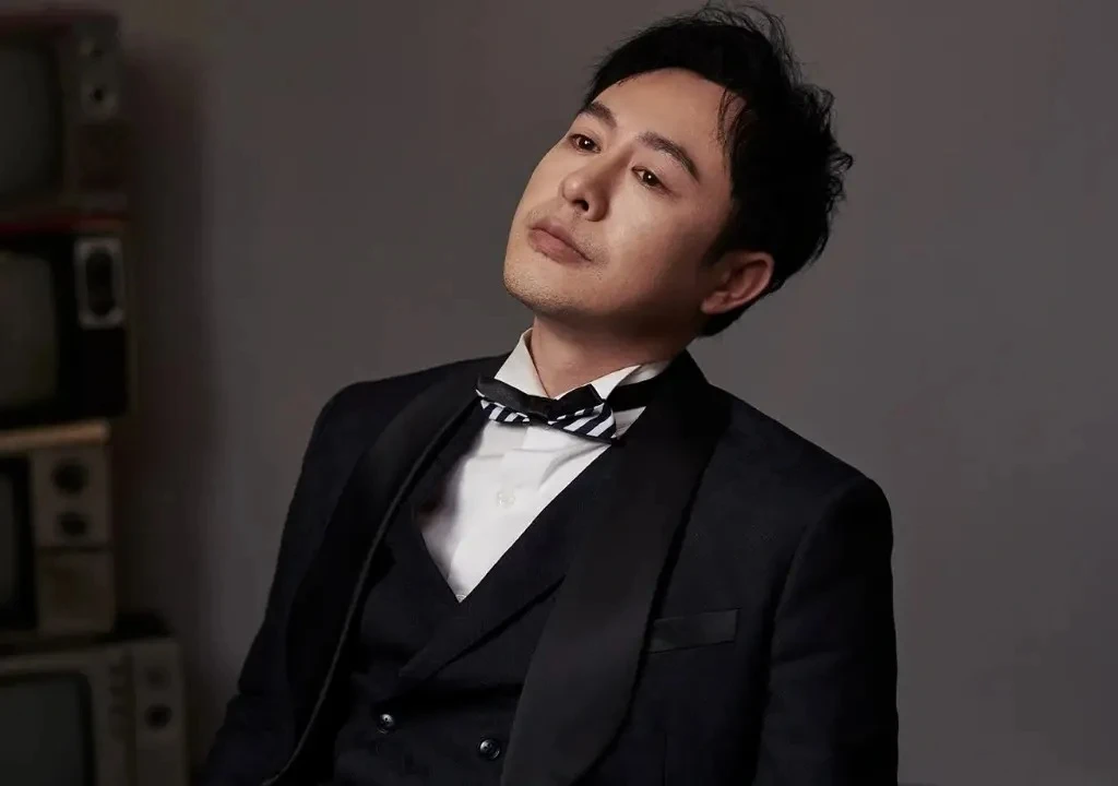 Nam diễn viên bị 800 đoàn phim từ chối vì thấp như chú lùn, giờ đứng trên đỉnh showbiz ai cũng phải ngước nhìn - Hình 1