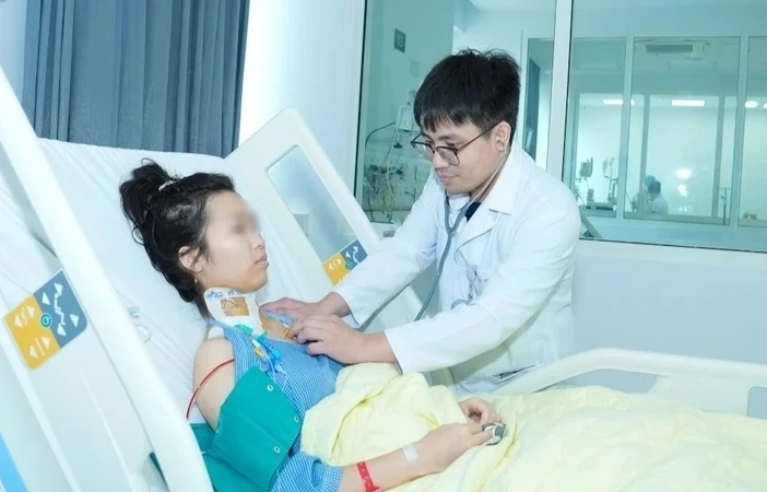 Nữ sinh 15 tuổi sốc phản vệ sau khi ăn hải sản - Hình 1