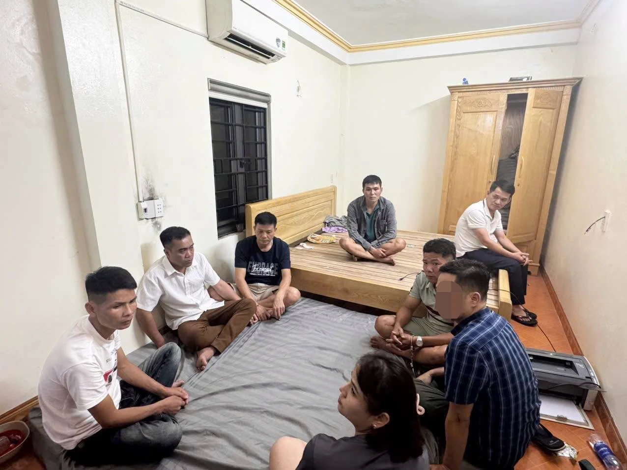 Tạm giữ hình sự 7 đối tượng đánh liêng ăn tiền trong phòng nghỉ VIP - Hình 1