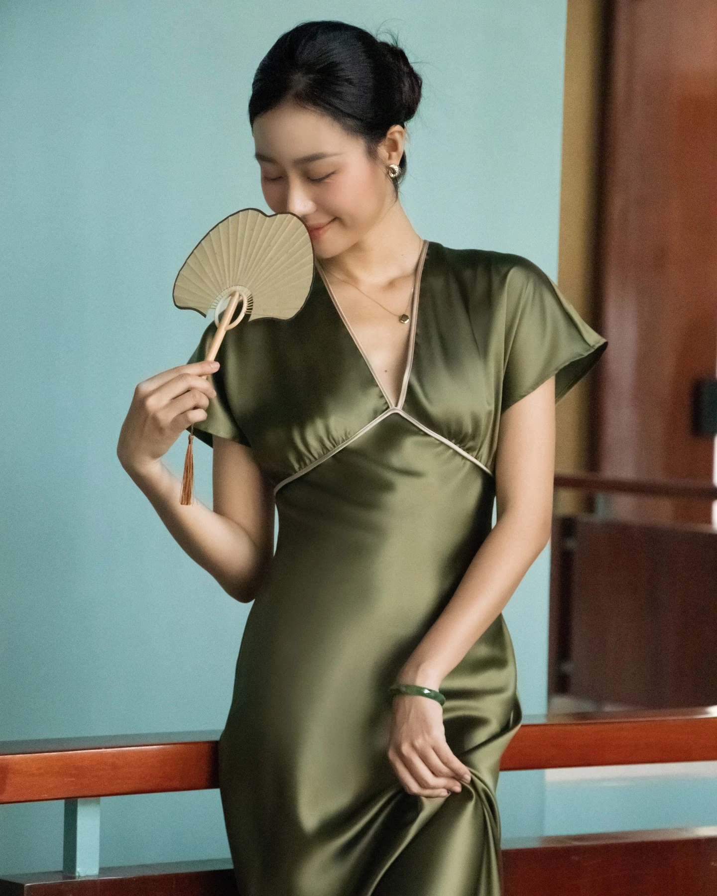 Diện trang phục màu trầm mang nét cổ điển của thời gian - Hình 4