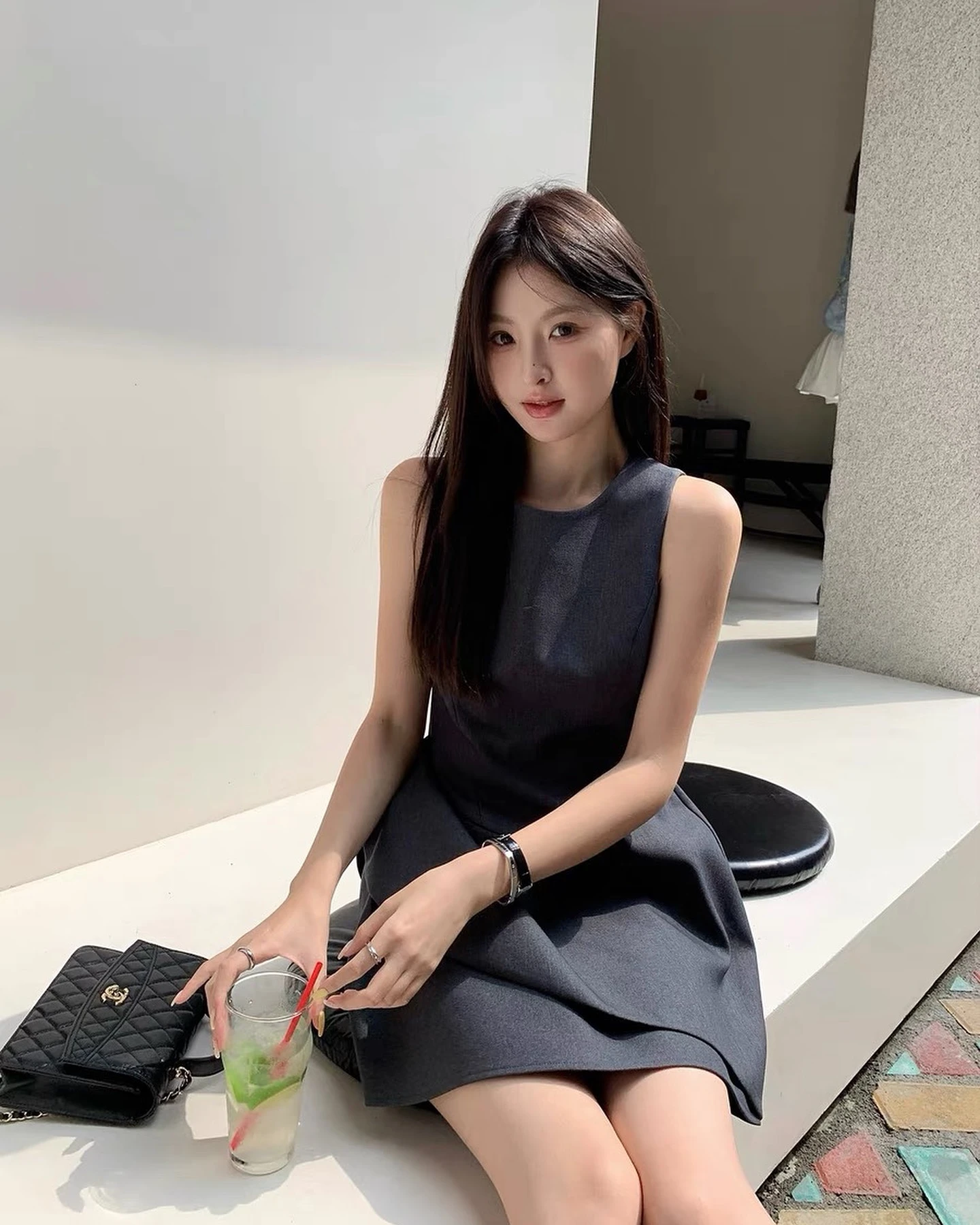 Diện trang phục màu trầm mang nét cổ điển của thời gian - Hình 5