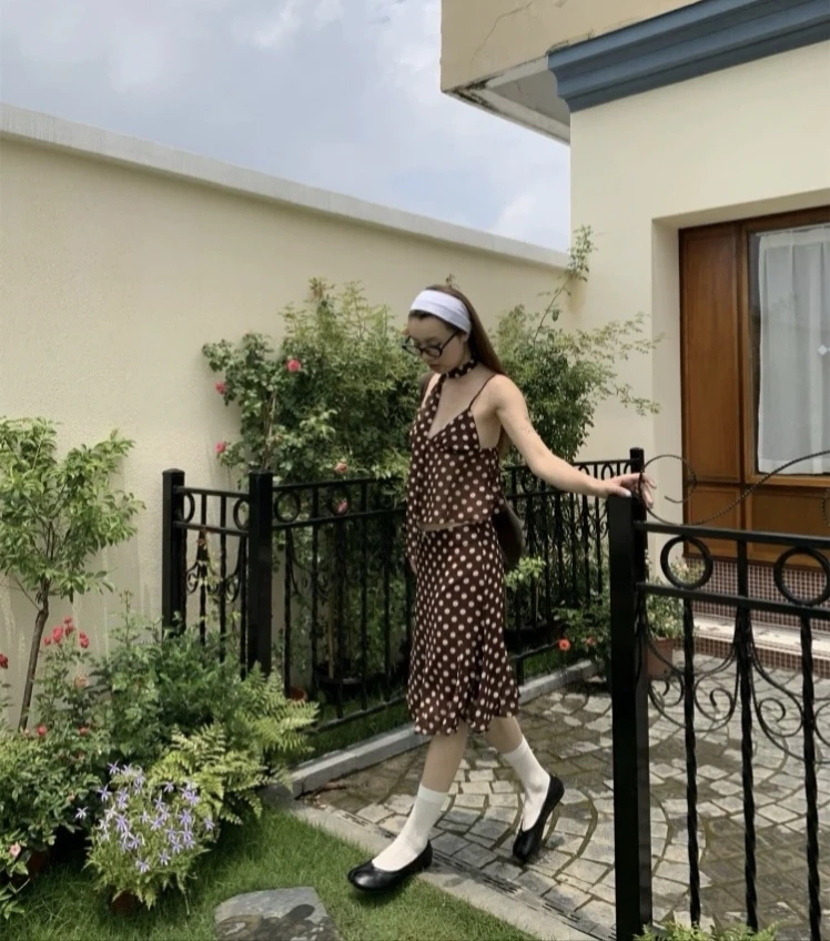 Diện trang phục màu trầm mang nét cổ điển của thời gian - Hình 7