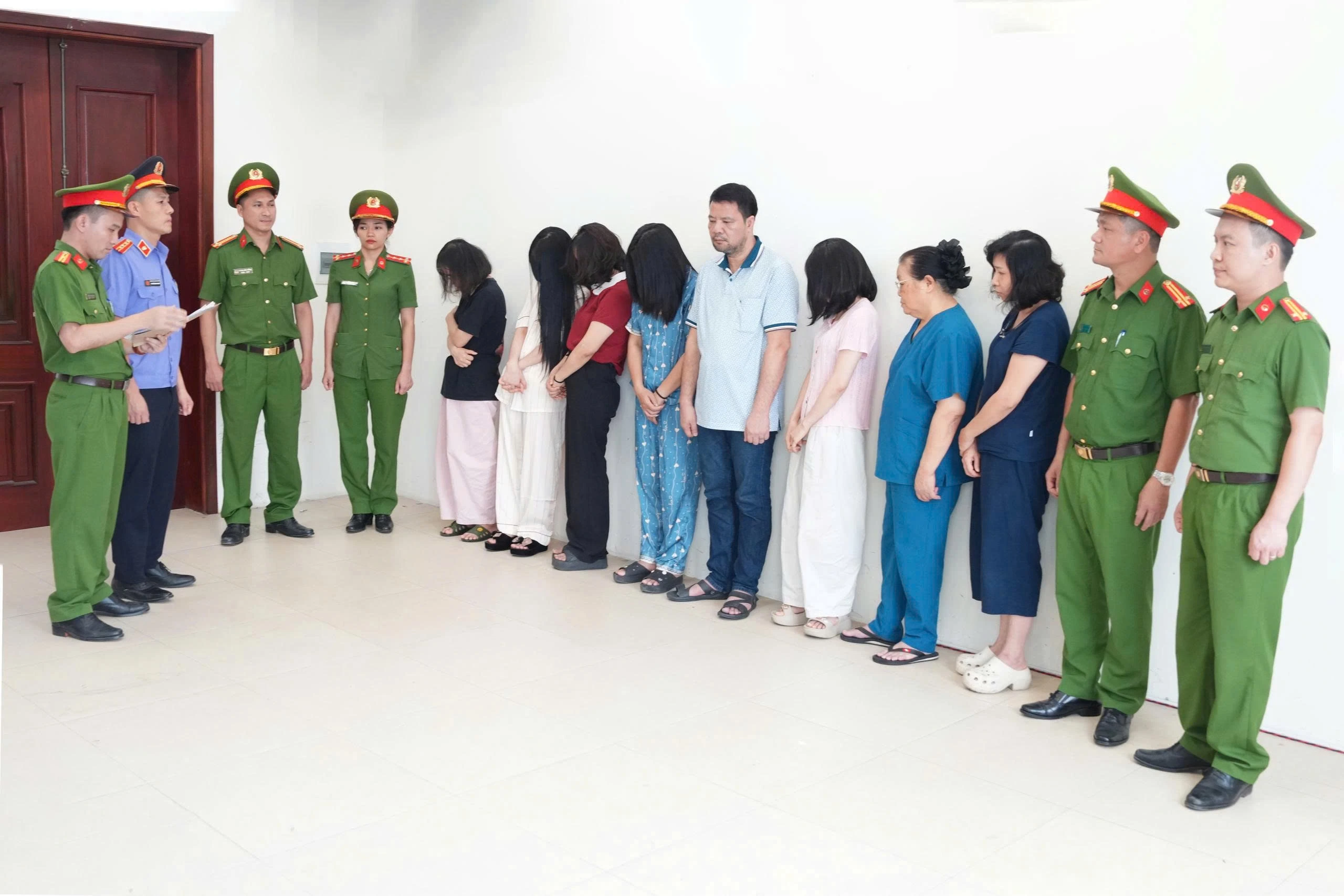Bác sĩ bơm sữa đậu nành giả dịch mủ, dọa bệnh nhân viêm phụ khoa, vô sinh - Hình 2