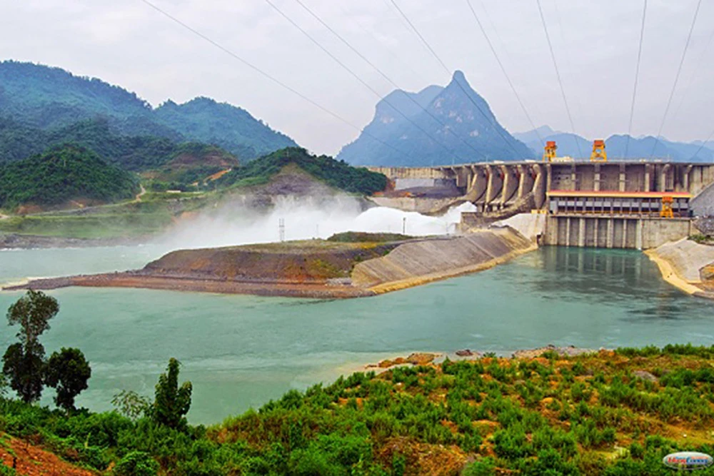 Hồ thủy điện Tuyên Quang mở cửa xả đáy, cảnh báo khẩn vùng hạ du - Hình 1