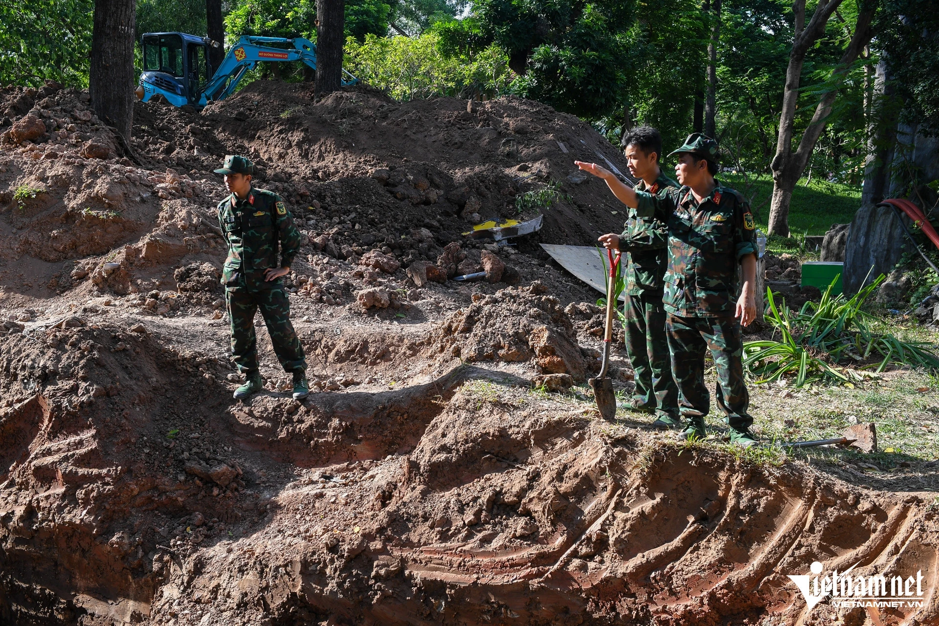Tìm thấy nhiều hài cốt liệt sĩ tại rãnh mộ tập thể mới ở công viên Lê Thị Riêng - Hình 1