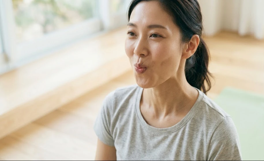 6 bài tập yoga mặt giúp làm săn chắc đường viền hàm - Hình 3