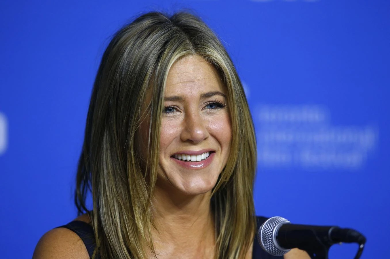 Jennifer Aniston và nhiều ngôi sao Hollywood vi phạm quy định bầu cử Mỹ? - Hình 1