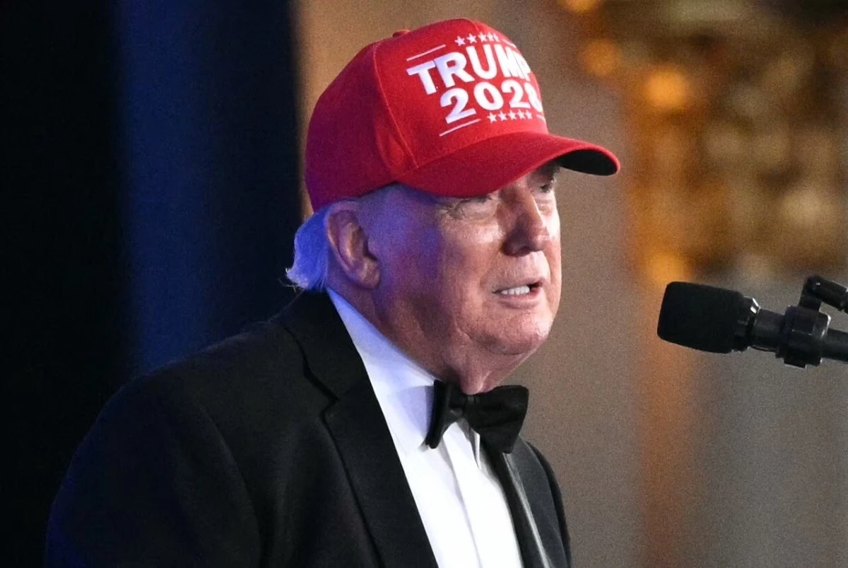 Tổng thống Mỹ đội mũ Trump 2028, nói đùa về nhiệm kỳ thứ 4 - Hình 1