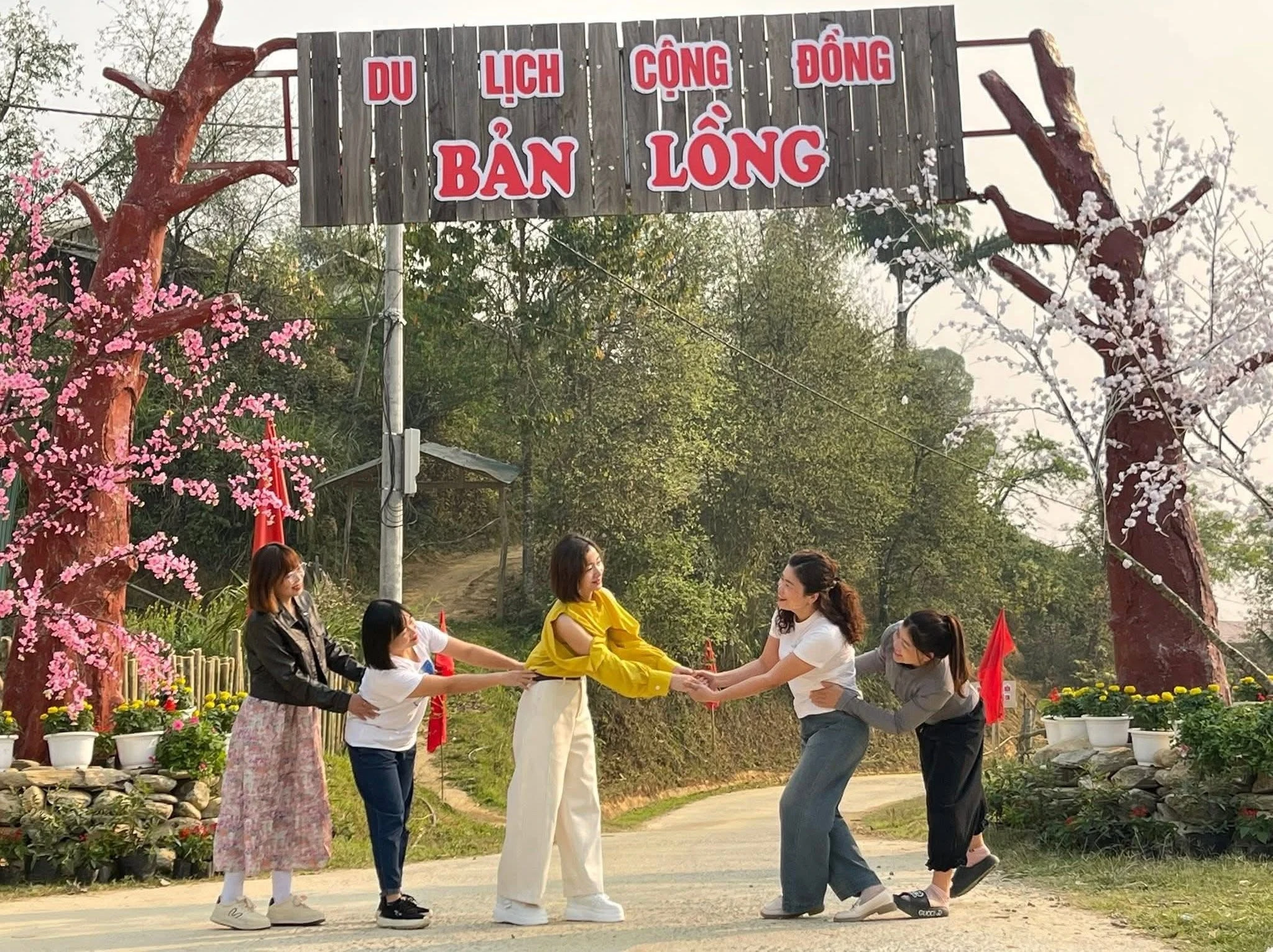 Chợ bản Lồng: Điểm check-in níu chân du khách trên đỉnh đèo Pha Đin huyền thoại - Hình 9