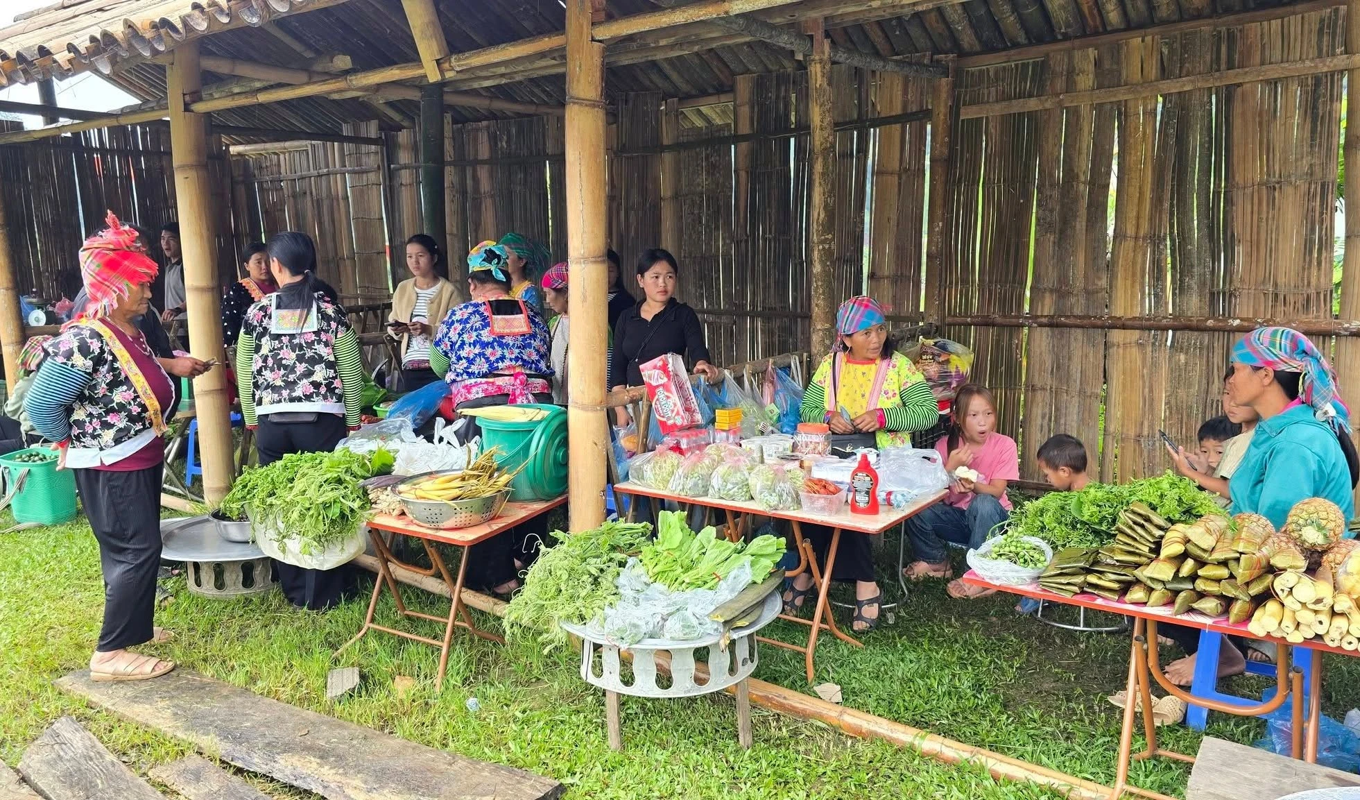 Chợ bản Lồng: Điểm check-in níu chân du khách trên đỉnh đèo Pha Đin huyền thoại - Hình 2