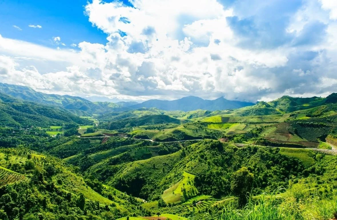 Chợ bản Lồng: Điểm check-in níu chân du khách trên đỉnh đèo Pha Đin huyền thoại - Hình 1