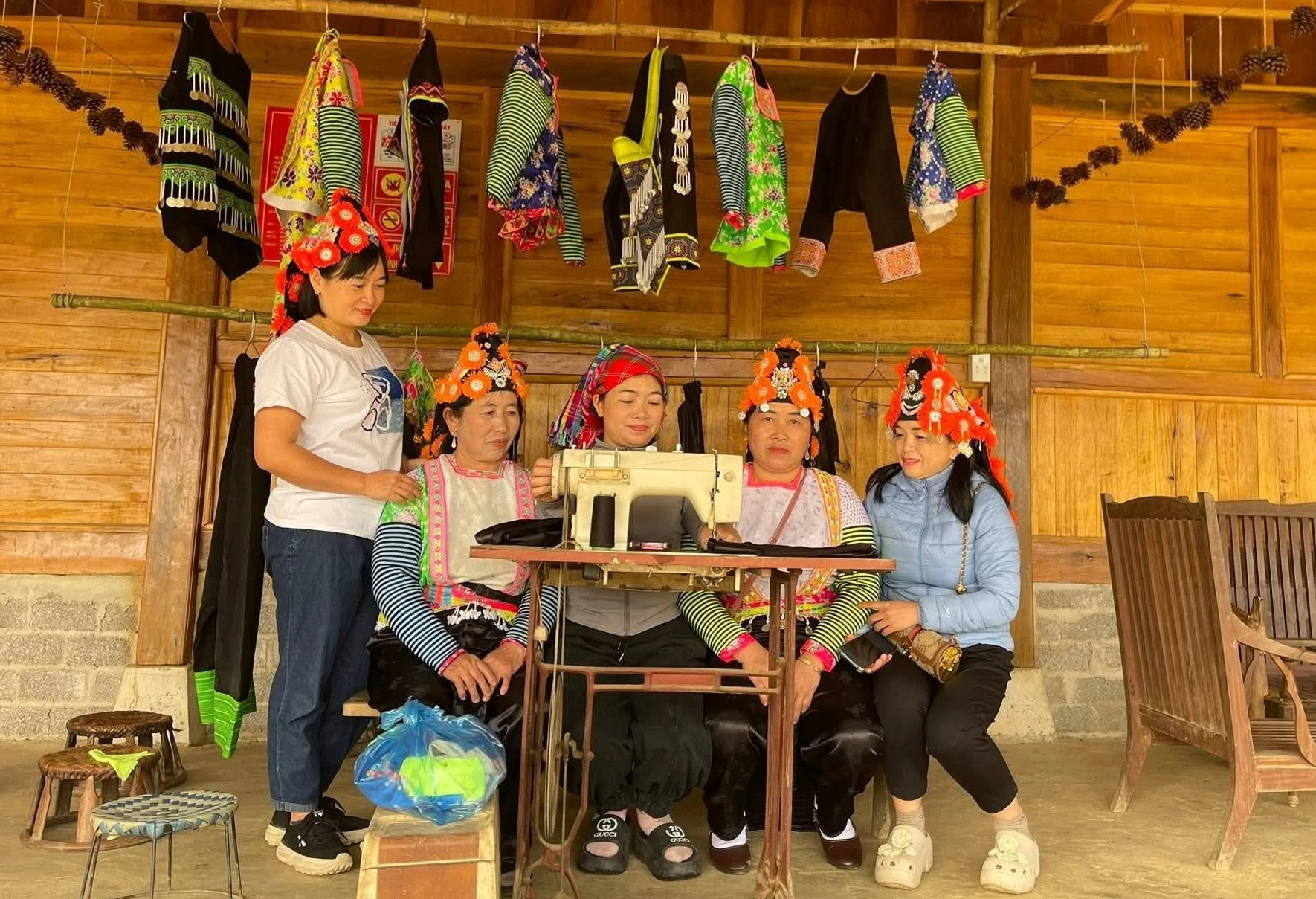 Chợ bản Lồng: Điểm check-in níu chân du khách trên đỉnh đèo Pha Đin huyền thoại - Hình 7