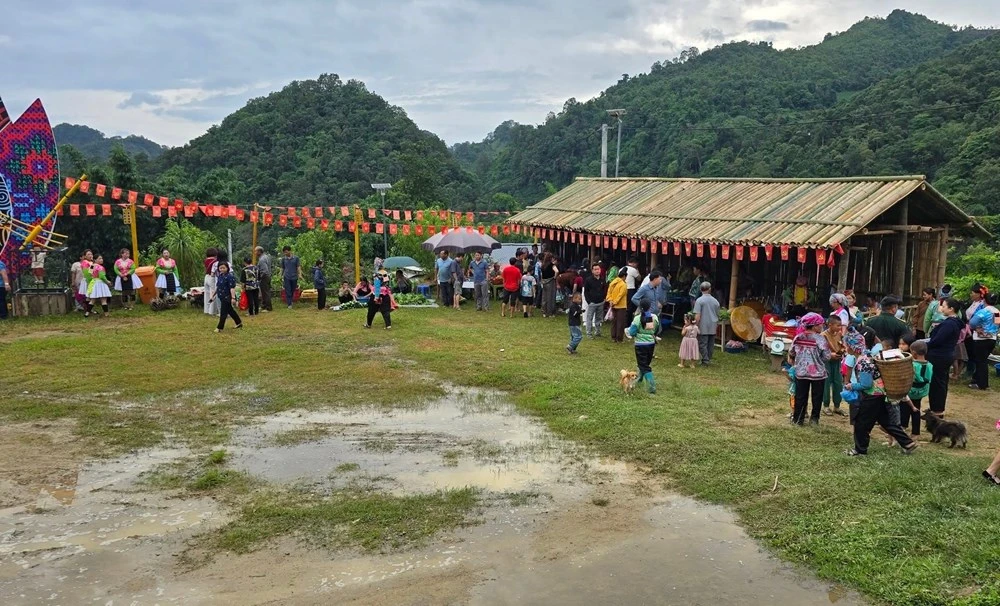 Chợ bản Lồng: Điểm check-in níu chân du khách trên đỉnh đèo Pha Đin huyền thoại - Hình 4