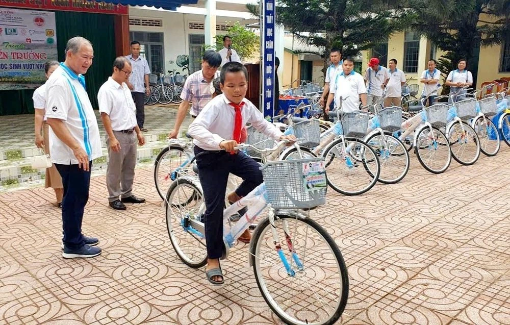 Đắk Lắk: 66 học sinh vượt khó được nhận xe đạp và học bổng - Hình 7