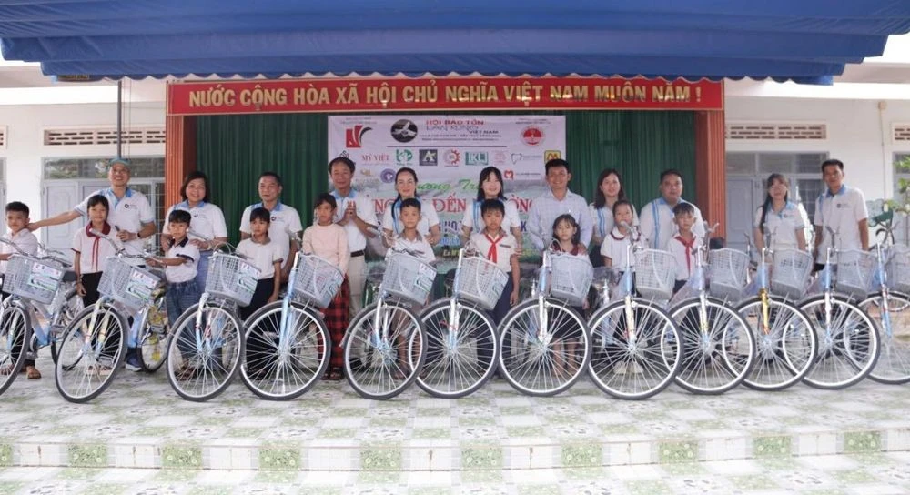 Đắk Lắk: 66 học sinh vượt khó được nhận xe đạp và học bổng - Hình 8
