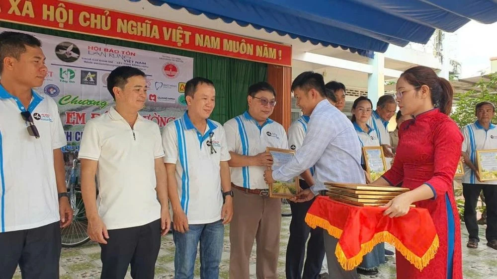 Đắk Lắk: 66 học sinh vượt khó được nhận xe đạp và học bổng - Hình 6