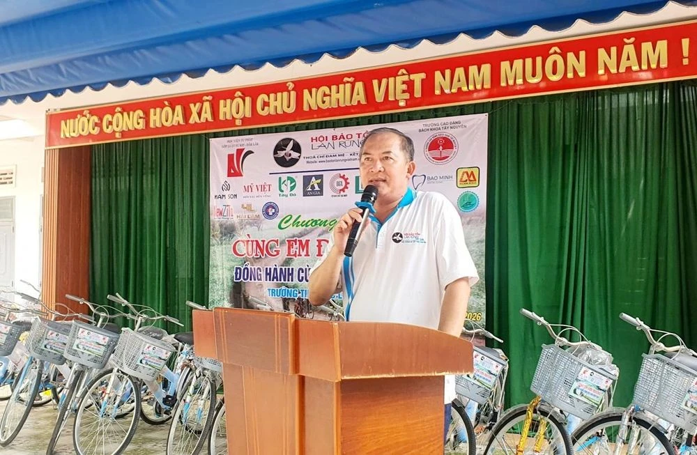 Đắk Lắk: 66 học sinh vượt khó được nhận xe đạp và học bổng - Hình 1