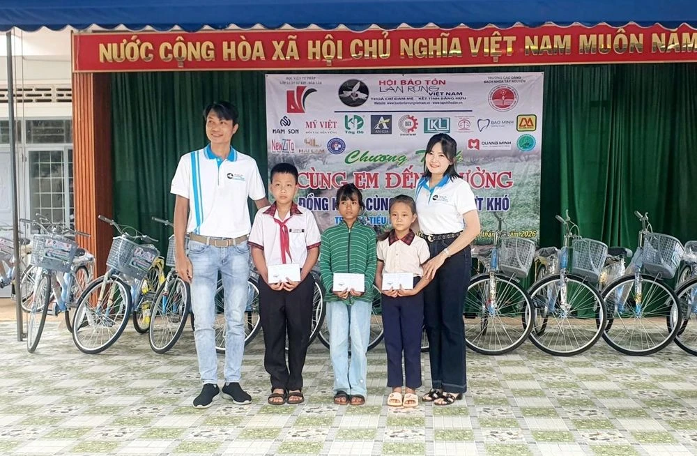 Đắk Lắk: 66 học sinh vượt khó được nhận xe đạp và học bổng - Hình 5