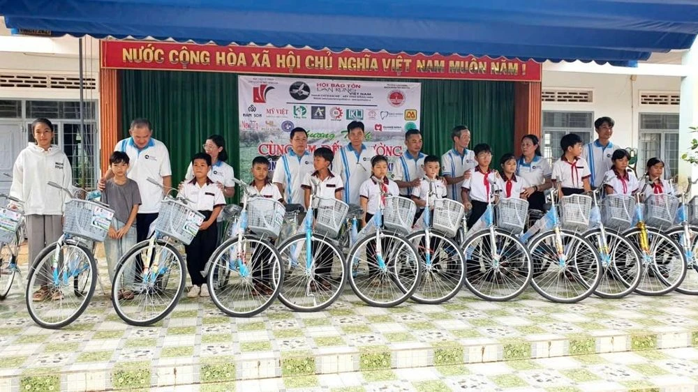 Đắk Lắk: 66 học sinh vượt khó được nhận xe đạp và học bổng - Hình 4