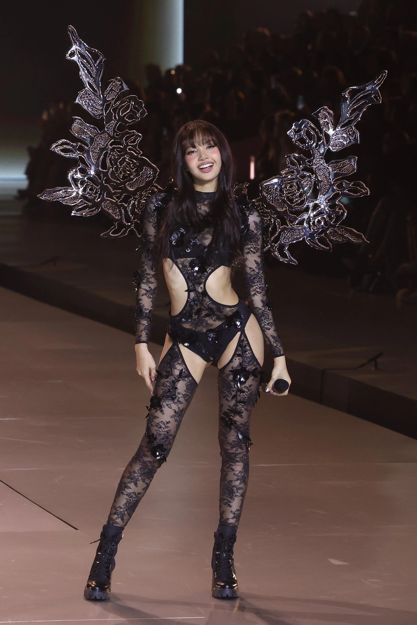 Mỹ nhân đẹp nhất thế giới bị chê hát dở nhưng cực kỳ đắt show, 2 phút trình diễn thu 268 tỷ đồng - Hình 6