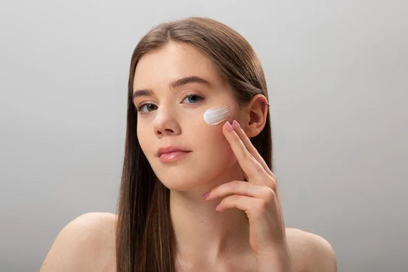 5 thói quen hằng ngày âm thầm khiến làn da dễ bị nám, nhiều người vẫn lặp lại mà không hay biết - Hình 1