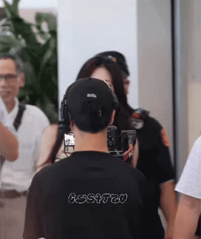 10 năm cấm sóng không cản nổi mỹ nhân đẹp nhất thế giới, về quê làm việc được cả thành phố chào đón - Hình 2