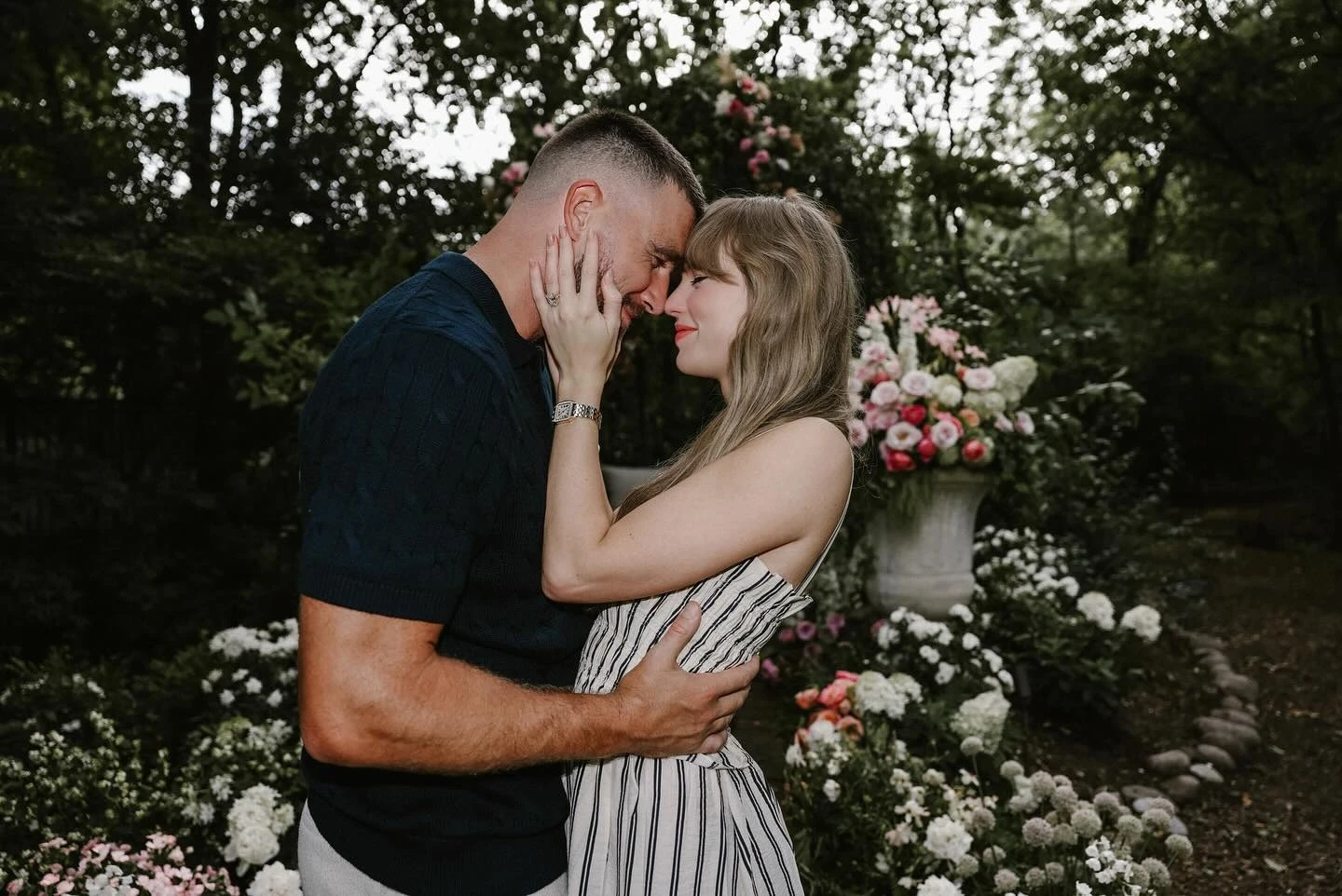 Rò rỉ ảnh cưới của Taylor Swift gây náo loạn mạng xã hội? - Hình 3